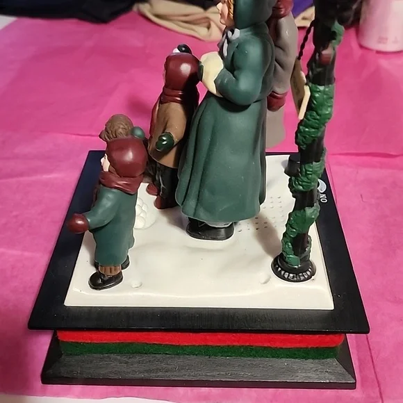 VINTAGE DICKENS 1990 MUSICAL CHRISTMAS CAROLERS SONGS ILLUMINATING HOLLY ST. LI - Picture 4 of 10